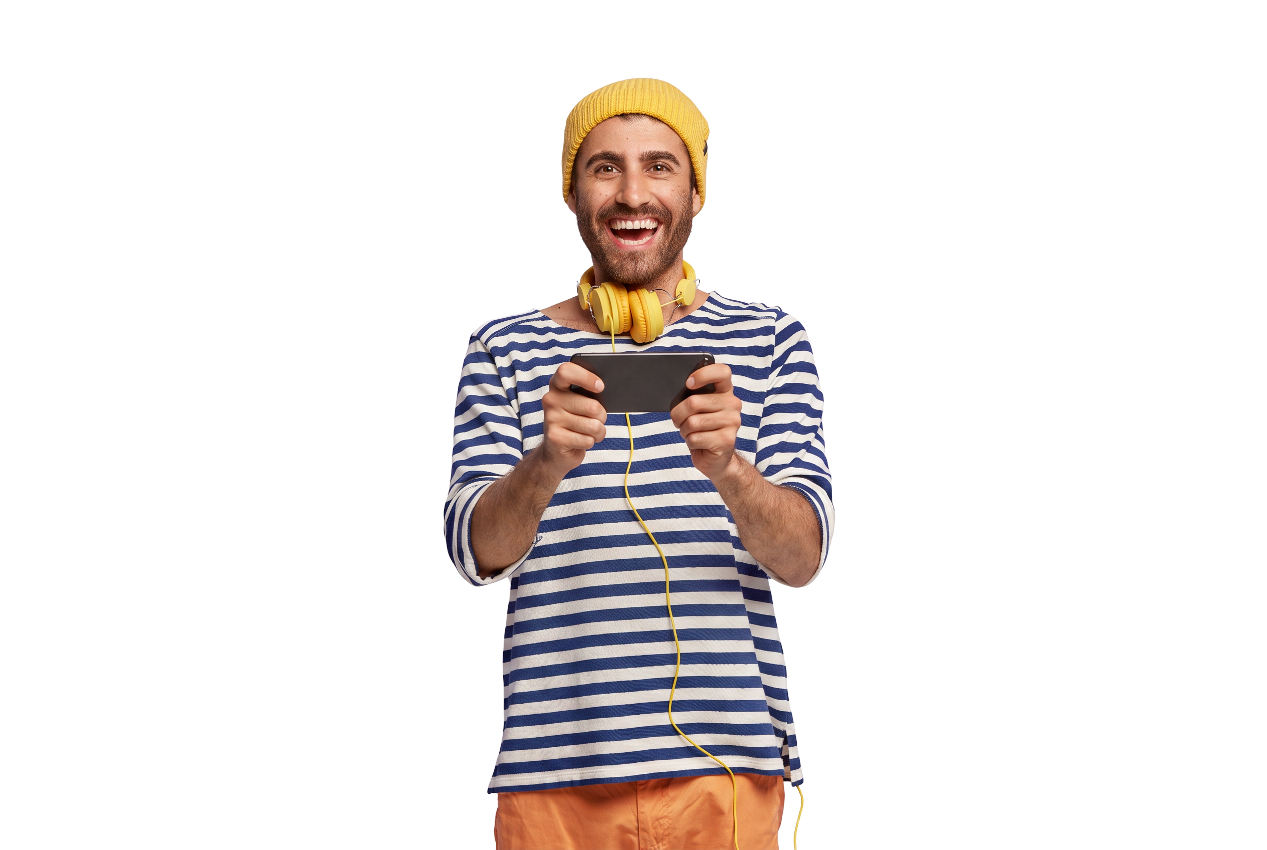 Cliente Plus Networks jogando no celular com fones de ouvido amarelos